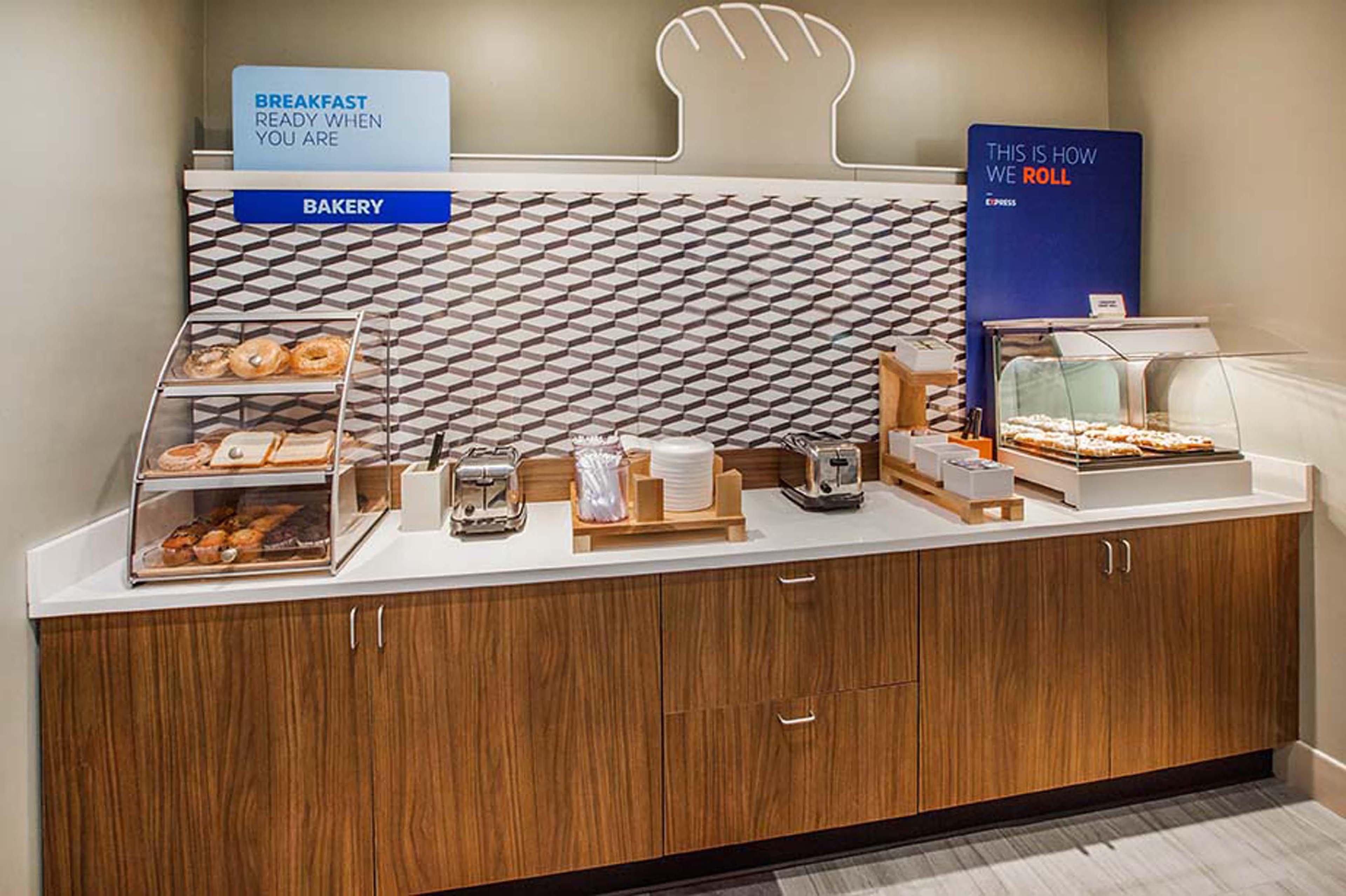 Holiday Inn Express & Suites Atlanta Perimeter Mall Hotel By Ihg Sandy Springs Exterior foto